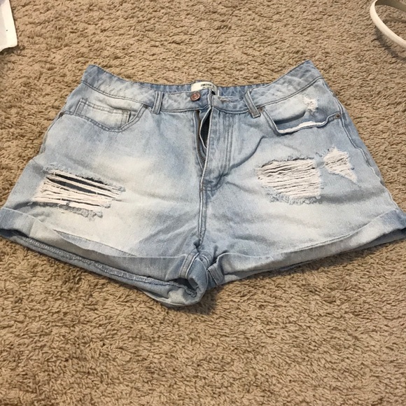 Pants - Light-washed jean short